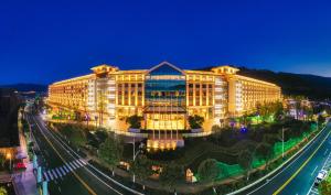 Cảnh núi rừng hoặc tầm nhìn ra núi từ resort