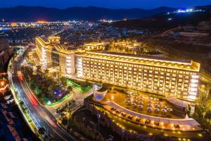 Cảnh núi rừng hoặc tầm nhìn ra núi từ resort