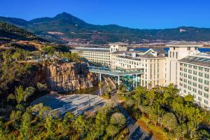 eine Luftansicht einer Stadt mit Gebäuden in der Unterkunft Hilton Lijiang in Lijiang