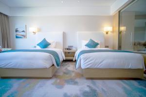 Giường trong phòng chung tại Hilton Lijiang