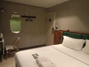 Postel nebo postele na pokoji v ubytování Narawad Boutique Hotel