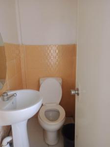 WJV INN Bankal في Bankal: حمام به مرحاض أبيض ومغسلة