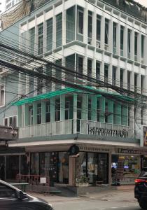 un edificio en una calle de la ciudad con un edificio en Narawad Boutique Hotel, en Bangkok