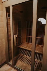 uma cabina de duche ao nível do chão numa casa de banho com uma porta de vidro em MIRA Earth Studios em San Antonio de las Minas