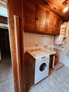 a kitchen with a washing machine and a sink at Casa Arrayanes Tempo in Esquel