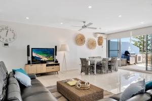 恩瑞斯的住宿－Luxe Pelican Lake，带沙发和电视的客厅