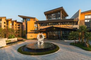 a building with a fountain in front of a building at Renaissance Xiamen Hotel in Xiamen