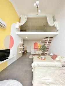 sala de estar con 2 camas y escalera en Free Parking 1-6pax Cozy Duplex @ Empire Damansara, en Petaling Jaya