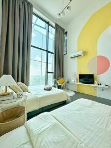 1 dormitorio con 2 camas y ventana grande en Free Parking 1-6pax Cozy Duplex @ Empire Damansara, en Petaling Jaya