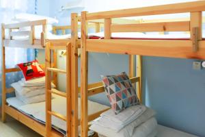 a bunk bed room with two bunk beds with towels at Changsha Fuxiangyuan International Hostel in Changsha