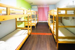 a room with a bunch of bunk beds at Changsha Fuxiangyuan International Hostel in Changsha