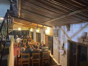 un gruppo di persone seduti al ristorante di Panoramic View Guest House Sarangkot a Pokhara