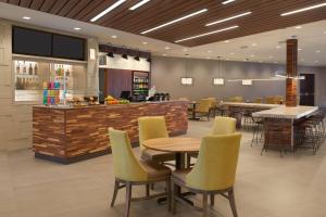A restaurant or other place to eat at Courtyard by Marriott Oshawa