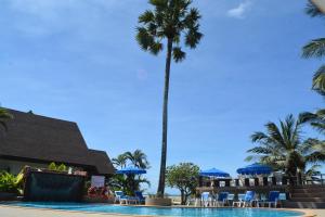 un complejo con una palmera y una piscina en Lanta IL Mare Beach Resort, en Ko Lanta