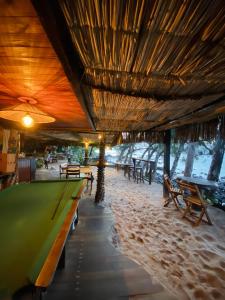 uma mesa de bilhar num bar com uma mesa de bilhar em Pousada Paraíso das Tartarugas em Pipa