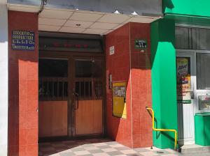 a front door of a building with green and red tiles at Apartament 2 camere tip studio in Râmnicu Vâlcea