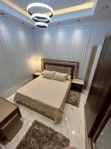 Een bed of bedden in een kamer bij Villa, Sea Front View منتجع قرية سما العريش