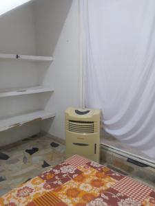 Habitación con cama y aire acondicionado en el suelo en Apartamento Villa Rocio, en Yopal