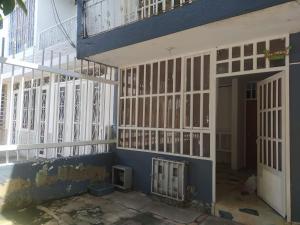 un edificio vacío con puertas y ventanas blancas en Apartamento Villa Rocio, en Yopal