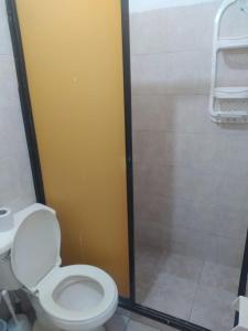 a bathroom with a toilet and a shower at Apartamento Villa Rocio in Yopal