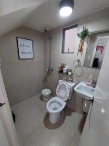 uma casa de banho com um WC e um lavatório em Rs Motel em Mandaue City