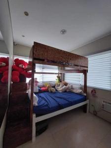 um quarto com um beliche com animais de peluche em Rs Motel em Mandaue City