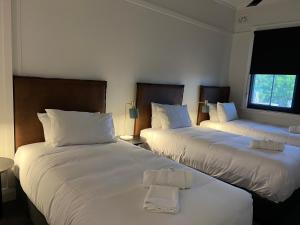 pokój hotelowy z 2 łóżkami i ręcznikami w obiekcie Sportsmens Club Hotel w mieście Wagga Wagga