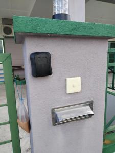 - un réfrigérateur gris avec porte et poignée dans l'établissement Lekir baiduri homestay, à Sitiawan
