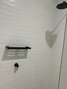 prysznic z cieniem serca na ścianie w obiekcie Sportsmens Club Hotel w mieście Wagga Wagga