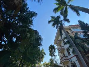 un edificio con palmeras delante en Oasis Appartment, en Hải Dương