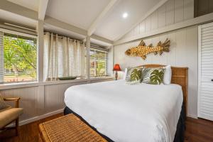 ein Schlafzimmer mit einem großen Bett und einem Fenster in der Unterkunft International Colony Club 13 in Lahaina