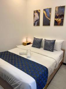 una camera con due letti e due quadri alle pareti di 2 Bedroom Cozy Suite with Attached Bathrooms a Kuala Lumpur