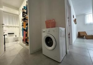lavadora y secadora en una lavandería blanca en Casa Marzi, en Terracina