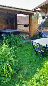 Een tuin van Studio avec piscine privee spa et jardin clos a Vassens