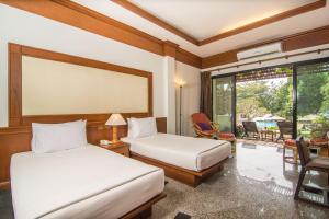 um quarto de hotel com duas camas e um pátio em Sea View Koh Chang em Ko Chang