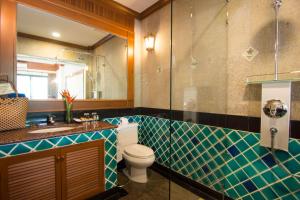 uma casa de banho com um WC, um lavatório e um espelho. em Sea View Koh Chang em Ko Chang