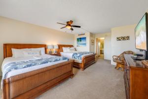 a bedroom with two beds and a ceiling fan at Eldorado K104 in Kahana