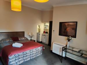 Voodi või voodid majutusasutuse Gateway Motor Inn toas