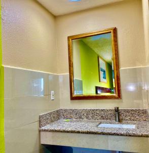 y baño con lavabo y espejo. en 4 Star Motel, en Los Ángeles