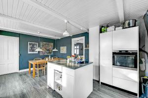 Kuchyň nebo kuchyňský kout v ubytování Charming Summerhouse With Perfect Location