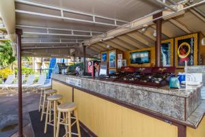Ein Restaurant oder anderes Speiselokal in der Unterkunft Maui Sunset A404 