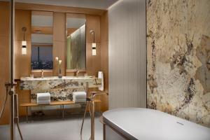 Rúm í herbergi á The Ritz-Carlton Fukuoka