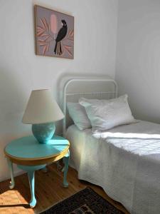 - une chambre avec un lit et une table avec une lampe dans l'établissement Sea Rest, à Forster