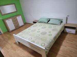 Ένα ή περισσότερα κρεβάτια σε δωμάτιο στο Stan u centru Prnjavor