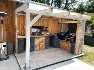 patio z kuchnią na świeżym powietrzu z markizą w obiekcie Waldfrieden Ferienhaus mit SAUNA w mieście Ruhla