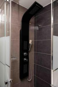 La salle de bains est pourvue d'une douche avec une porte en verre. dans l'établissement Luxury studio in downtown (3), à Thessalonique