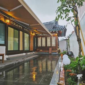 ein Haus mit Swimmingpool im Regen in der Unterkunft Exclusive House Hanok Stay 'Soo Hanok' in Suncheon