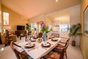 a dining room with a table and chairs at Wailea Ekahi 17D in Wailea