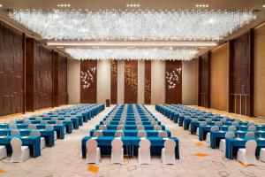 長沙市にあるMeixi Lake Hotel, a Luxury Collection Hotel, Changshaの椅子とシャンデリアが並ぶ広い客室です。 +37枚の写真