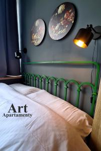 卡利什的住宿－Art Apartamenty Złota，卧室配有一张壁挂两盘的床
